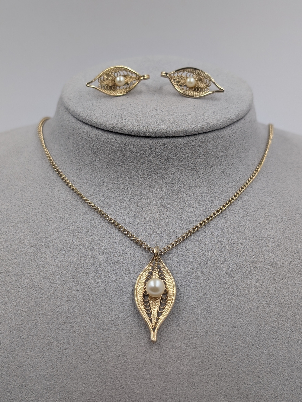 Sarah Coventry Serene Faux Pearl Filigree Set Gold 1966 EUC 0338